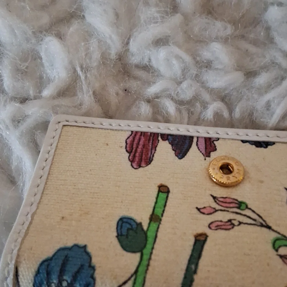 “Gucci Flora 6-Key Holder White Leather Floral Canvas Key Case”